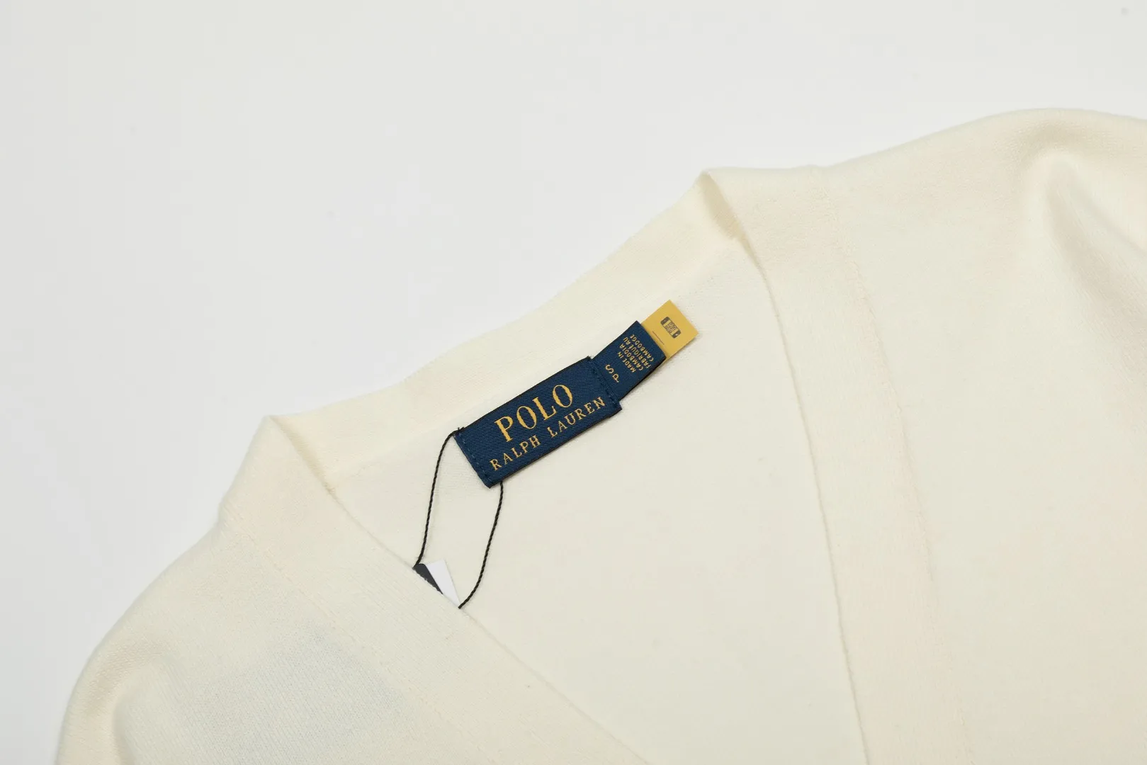 P250 Top quality" Style number: DS813# (not off the shelves all year round) [Ralph Lauren V-neck solid color pony embroidered logo jersey basic cardigan] ✅Ralph Lauren Ralph Lauren classic basic versatile knitted cardigan jacket for men and women couples ✅Main supplier platform live broadcast Wholesale entity Replenish when out of stock Not off the shelf ✅ZP quality 1:1 version Scan the code to enter the GF website Counter quality ✅Detailed quality is the only one in Guangzhou Imported quality cotton yarn, focusing on high-end, cost-effective, good quality needless to say. ✅Restore the original version. The maximum size can be worn up to 180 pounds. Loose, comfortable and stress-free. ✅The upper body is simple and easy to match. A must-have item for ootd. Good-looking clothes are never picky. A must-have for couples of the same style. Size: S-XL. Color: black, off-white, gray, navy.